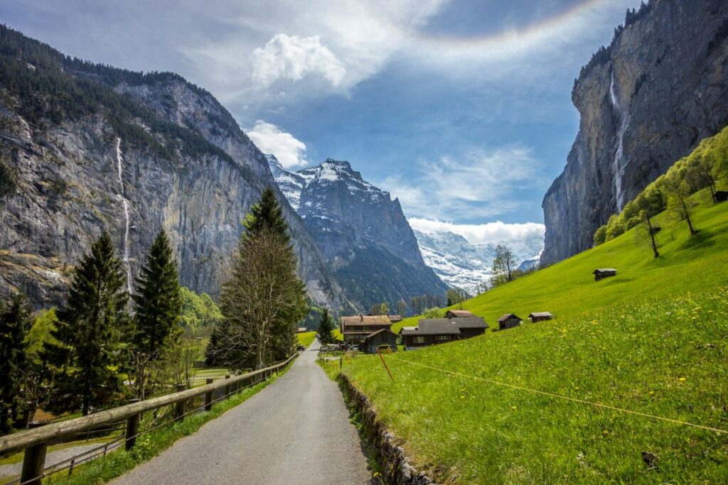 Roadtrip in die Schweiz: Die besten Tipps für eine entspannte Fahrt durch die Alpen Straßen in den Schweizer Alpen